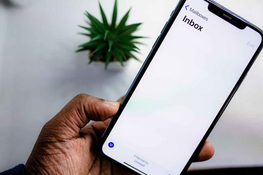 Person holding a smartphone to receive customer missed calls